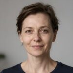 Портрет эксперта компании Шебби Шик, преподавателя курсов по многослойному декупажу на нейтральном фоне